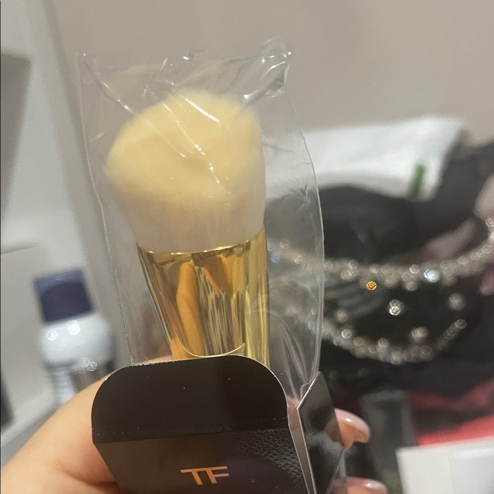 New in Box Tom Ford Shade and Illuminate - Brown 2.5 sculpture brush